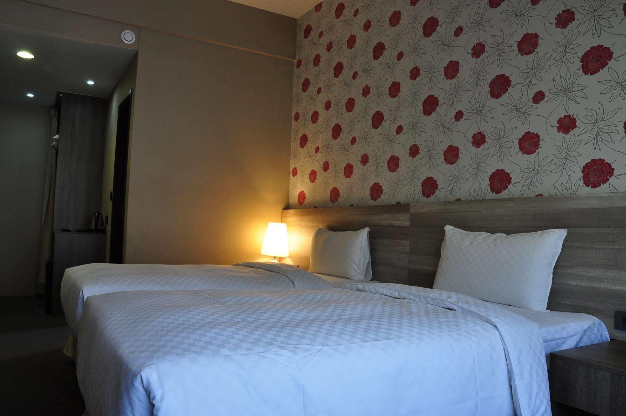 Kun Hotel Taichung Bagian luar foto