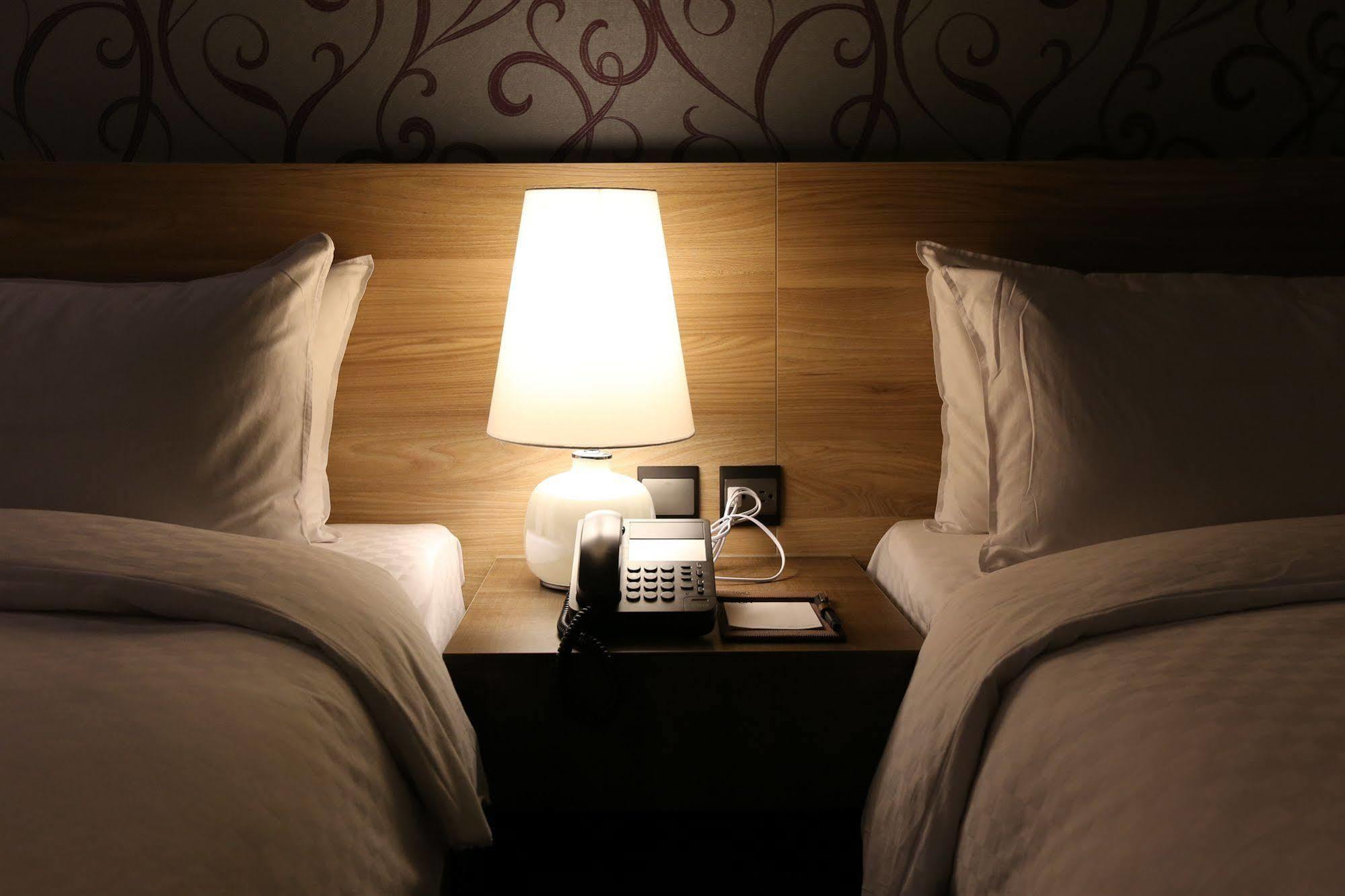 Kun Hotel Taichung Bagian luar foto