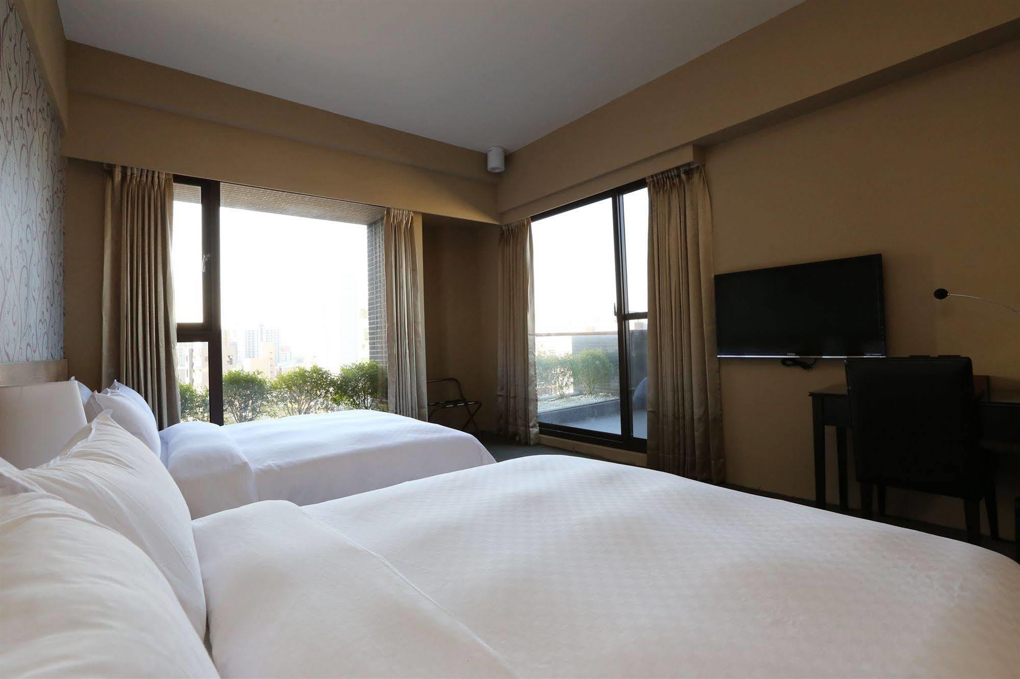 Kun Hotel Taichung Bagian luar foto