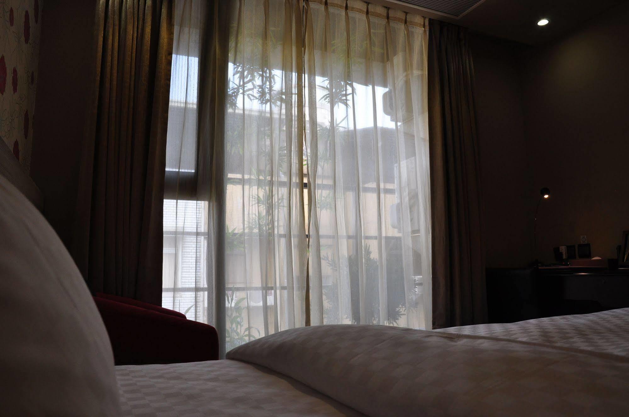 Kun Hotel Taichung Bagian luar foto