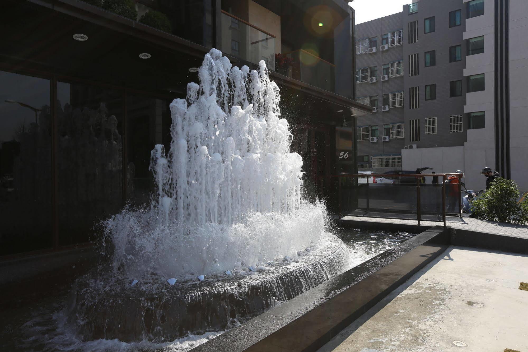 Kun Hotel Taichung Bagian luar foto