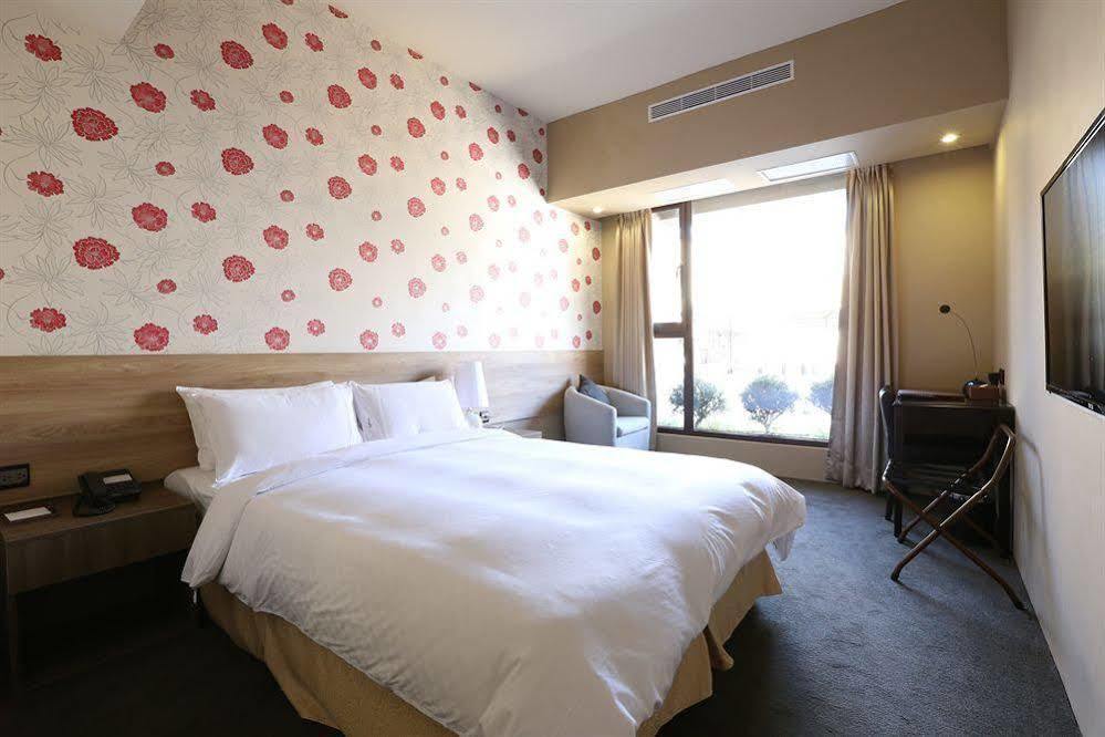 Kun Hotel Taichung Bagian luar foto