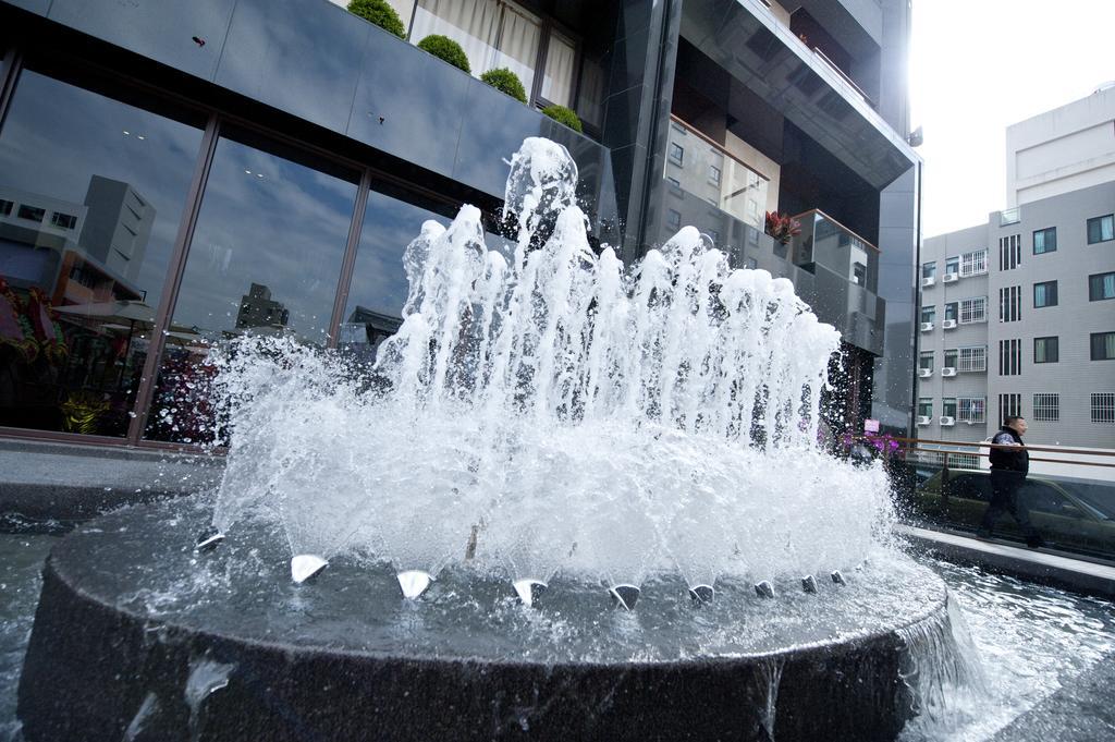 Kun Hotel Taichung Bagian luar foto